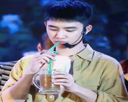 D.O. (Entertainer) consuming alcohol